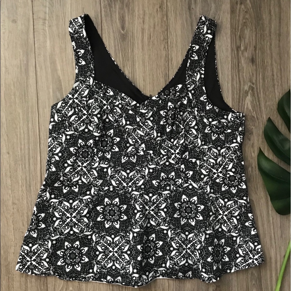 Torrid Formal Black and White Top Size 2